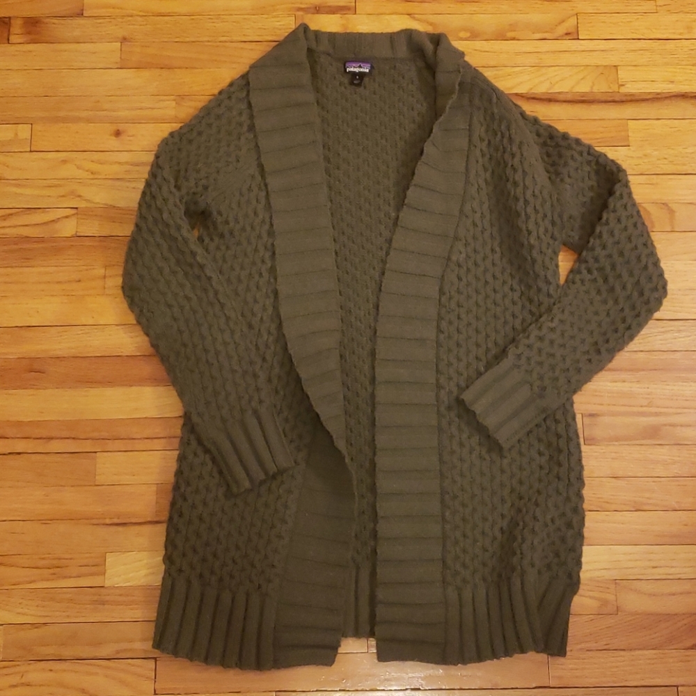 Small Patagonia Cardigan. Green. Chunky Knit.